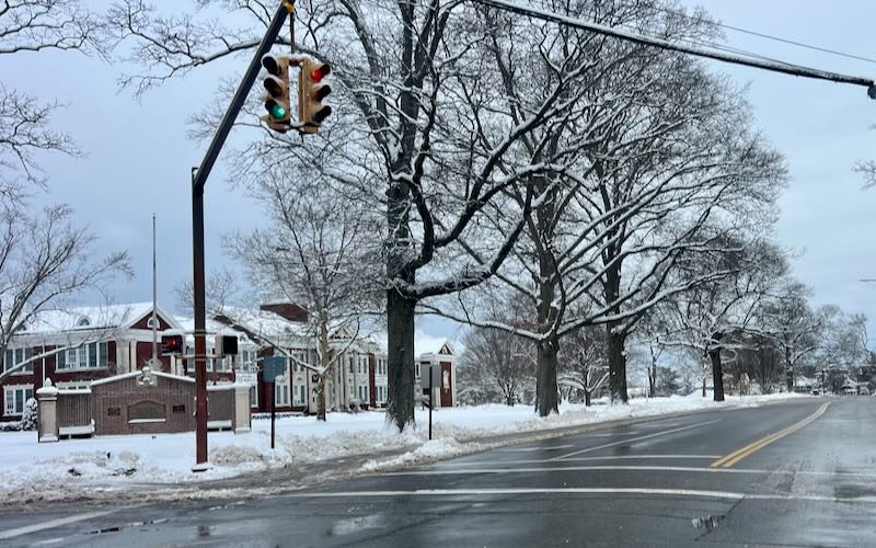 Vista hacia el este en la calle Pulaski, frente a la escuela de la calle Pulaski, el 27 de diciembre de 2025. RiverheadLOCAL/Peter Blasl