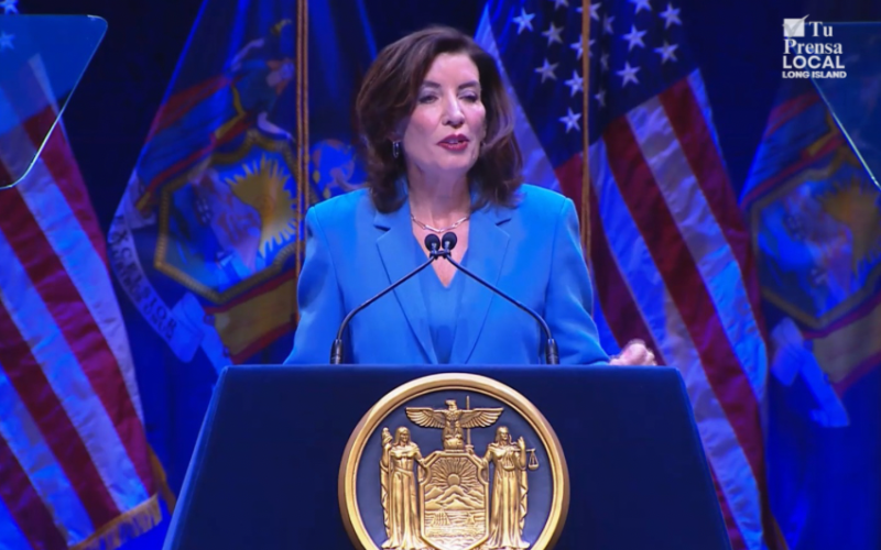 La gobernadora Kathy Hochul, dijo durante el Estado del Estado, que propondrá la creación de un derecho estatal para demandar civilmente a los agentes federales que violen derechos constitucionales. Foto: NYS