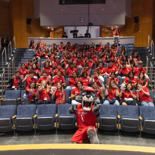 El distrito escolar de Hampton Bays ha establecido una nueva colaboración con la Universidad de Stony Brook a través del Programa Futuros Académicos, una iniciativa diseñada para ayudar a los estudiantes, a partir de la escuela secundaria, a prepararse para el éxito en la educación superior. Foto de cortesía