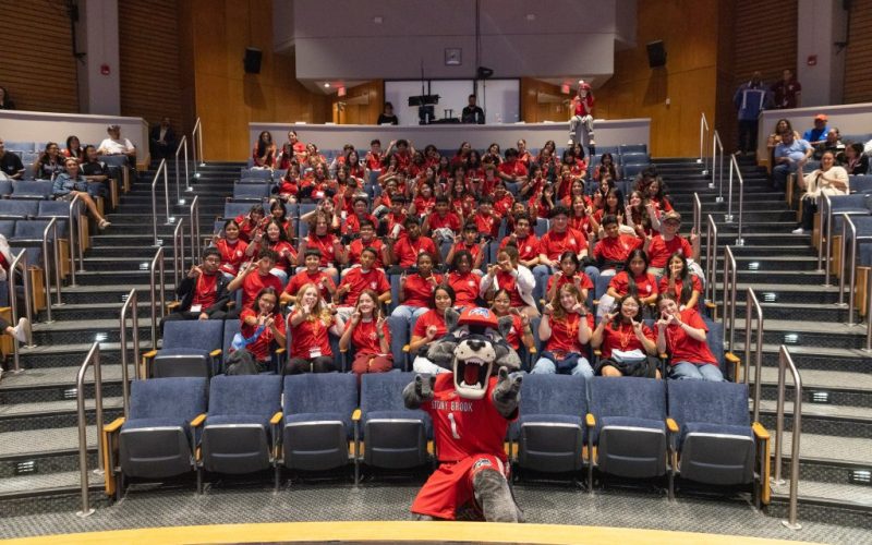 El distrito escolar de Hampton Bays ha establecido una nueva colaboración con la Universidad de Stony Brook a través del Programa Futuros Académicos, una iniciativa diseñada para ayudar a los estudiantes, a partir de la escuela secundaria, a prepararse para el éxito en la educación superior. Foto de cortesía