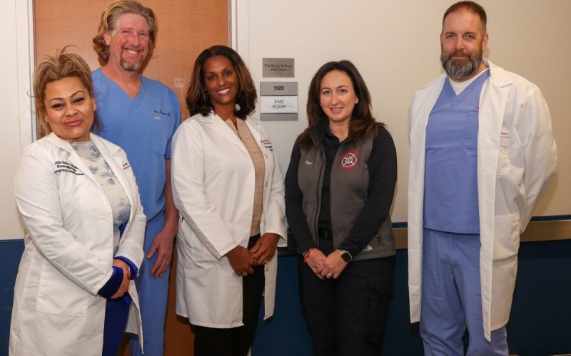 De izquierda a derecha: Sheila Sierra, Jefa de Enfermería del Departamento de Emergencias del Hospital Stony Brook Southampton; el Dr. Max Minnerop, médico de medicina de emergencia del Hospital Stony Brook Southampton, Director Médico de la Ambulancia de Hampton Bays y miembro del Comité Asesor de Servicios Médicos de Emergencia del Condado de Suffolk, en representación del Hospital Stony Brook Southampton; Sheryll Allbright, Directora del Departamento de Emergencias y Enlace con los Servicios Médicos de Emergencia del Hospital Stony Brook Southampton; Taylor Vecsey, Capitana de los Servicios Médicos de Emergencia de Bridgehampton; y el Dr. Darin Wiggins, Vicepresidente de Medicina de Emergencia del Hospital Stony Brook Southampton, develan la placa que nombra la sala de Servicios Médicos de Emergencia del Hospital Stony Brook Southampton en honor a Randy Hoffman, quien falleció a principios del verano después de servir durante más de 14 años como un profesional de los Servicios Médicos de Emergencia de South Fork muy respetado y querido. Foto: Stony Brook Southampton Hospital/ Luisa Torres